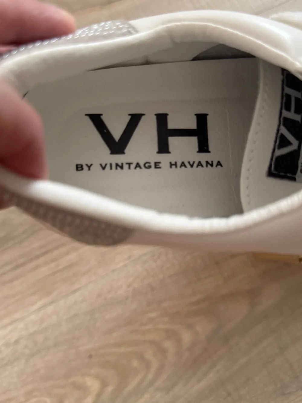Vintage Havana White  Sneakers with pearls  Star
